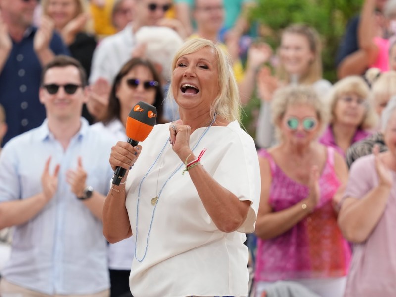 Entertainment Bilder des Tages ZDF - Fernsehgarten. Moderatorin Andrea Kiwi Kiewel in der Unterhaltungsshow ZDF Fernsehgarten am 18.08.2024 in Mainz. Mainz ZDF - Fernsehgarten Rheinland-Pfalz *** ZDF Fernsehgarten presenter Andrea Kiwi Kiewel in the entertainment show ZDF Fernsehgarten on 18 08 2024 in Mainz Mainz ZDF Fernsehgarten Rheinland Pfalz