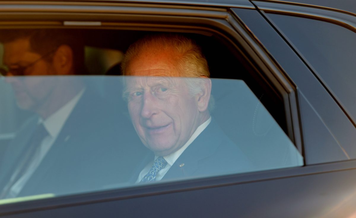 König Charles III. und seine Camilla touren derzeit durch Australien. Bei seinem letzten Stopp erlebt der Monarch nun Unschönes.