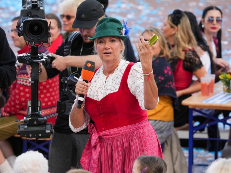 ZDF - Fernsehgarten. Moderatorin Andrea Kiwi Kiewel in der Unterhaltungsshow ZDF Fernsehgarten am 29.09.2024 in Mainz. Mainz ZDF - Fernsehgarten Rheinland-Pfalz *** ZDF Fernsehgarten presenter Andrea Kiwi Kiewel in the entertainment show ZDF Fernsehgarten on 29 09 2024 in Mainz Mainz ZDF Fernsehgarten Rheinland Pfalz