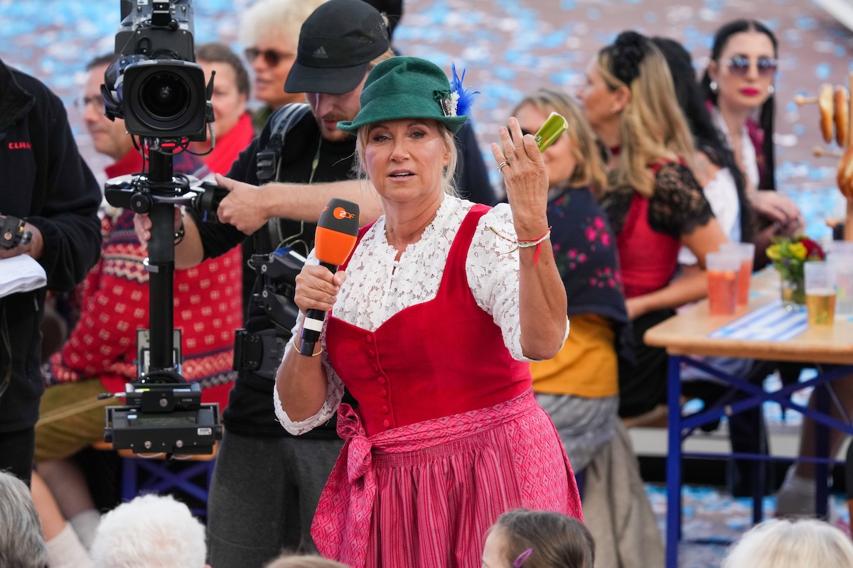 ZDF - Fernsehgarten. Moderatorin Andrea Kiwi Kiewel in der Unterhaltungsshow ZDF Fernsehgarten am 29.09.2024 in Mainz. Mainz ZDF - Fernsehgarten Rheinland-Pfalz *** ZDF Fernsehgarten presenter Andrea Kiwi Kiewel in the entertainment show ZDF Fernsehgarten on 29 09 2024 in Mainz Mainz ZDF Fernsehgarten Rheinland Pfalz