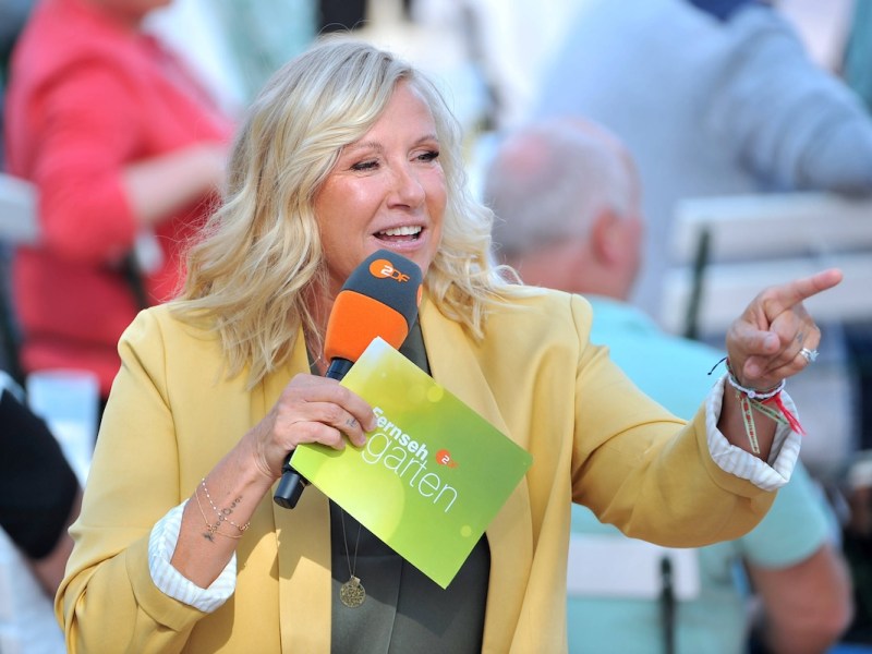 ZDF - Fernsehgarten. Moderatorin Andrea Kiwi Kiewel w‰hrend der ZDF - Unterhaltungsshow Fernsehgarten am 22.09.2024 in Mainz. 20240922MWI006563 *** ZDF Fernsehgarten presenter Andrea Kiwi Kiewel during the ZDF entertainment show Fernsehgarten on 22 09 2024 in Mainz 20240922MWI006563