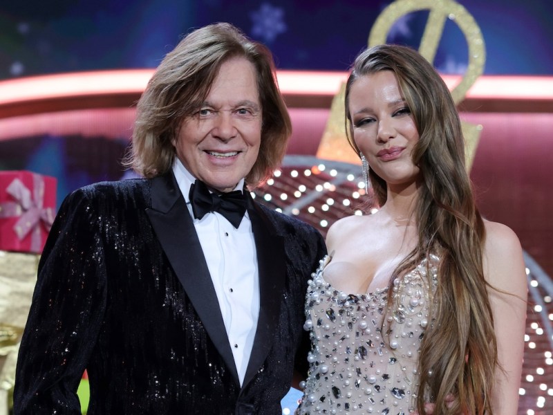 ZDF Spendengala Die schˆnsten Weihnachts-Hits mit Carmen Nebel Joelina Drews mit ihrem Vater J¸rgen Drews bei der ZDF Spendengala Die schˆnsten Weihnachts-Hits mit Carmen Nebel. Live-Spendengala vom 07.12.2023 zu Gunsten von Misereor und Brot f¸r die Welt. Bavaria Studios, M¸nchen. Bayern, Deutschland. *** ZDF Spendengala Die schˆnsten Weihnachts Hits mit Carmen Nebel Joelina Drews with her father J¸rgen Drews at the ZDF Spendengala Die schˆnsten Weihnachts Hits mit Carmen Nebel Live Spendengala from 07 12 2023 in favor of Misereor and Brot f¸r die Welt Bavaria Studios, Munich Bavaria, Germany