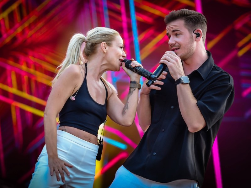06.07.2024, xlakx, Entertainment Musik, SchlagerHammer in Oranienburg emspor, v.l. Saengerin Michelle buergerl.anja Gisela Hewer und Saenger Eric Philippi tritt bei der Sommerparty vom Schlager Radio √áSchlagerHammer√à in der Orangerie Oranienburg auf. Oranienburg *** 06 07 2024, xlakx, Entertainment Music, SchlagerHammer in Oranienburg emspor, f l singer Michelle buergerl anja Gisela Hewer and singer Eric Philippi perform at the summer party of Schlager Radio √áSchlagerHammer√à in the Orangerie Oranienburg Oranienburg Daniel Lakomski