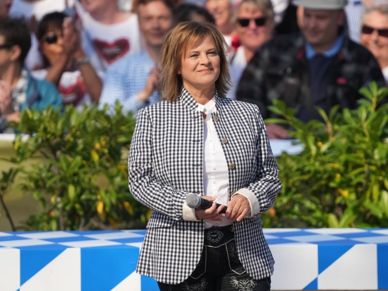 ZDF - Fernsehgarten S‰ngerin Nicki b¸rgerl. Doris Andrea Hrda in der Unterhaltungsshow ZDF Fernsehgarten am 24.09.2023 in Mainz. Mainz ZDF Fernsehgarten Rheinland-Pfalz *** ZDF Fernsehgarten singer Nicki b¸rgerl Doris Andrea Hrda in the entertainment show ZDF Fernsehgarten on 24 09 2023 in Mainz Mainz ZDF Fernsehgarten Rheinland Pfalz