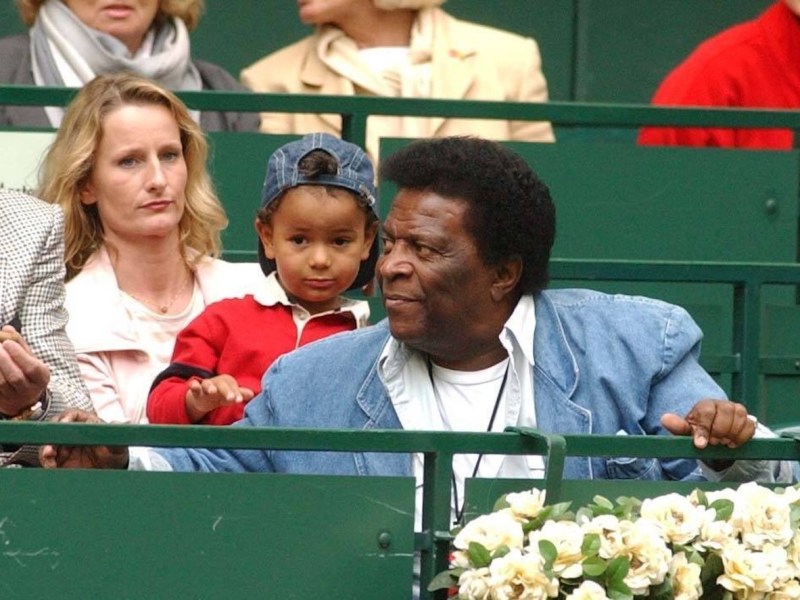 Roberto Blanco mit seiner Ex-Geliebten Nicole Geyer (li.) und dem gemeinsamen Sohn Robin 06/04 hˆr Mann Musik Gesang S‰nger Schlager Schlagers‰nger Tennisturnier Gerry Weber Open Zuschauer Zuschauertrib¸ne Trib¸ne dunkelhaarig dunkelh‰utig kurzhaarig lockig kraus krause leger Hemd Jackett Jeansjacke Jacke halb quer sitzend l‰chelnd zur Seite schauend Kind Junge Geliebte Sˆhnchen Ex-Freundin 12. GWO vom 05.-13.06.2004 in Halle (Westfalen) Roberto Blanco with his Ex beloved Nicole Geyer left and the common Son Robin 06 04 hearing Man Music Singing Singer Schlager Pop singer Tennis tournament Gerry Weber Open Spectators Spectators gallery Grandstand dark haired dark-skinned short lockig Kraus Krause casual Shirt Jacket Denim jacket Jacket half horizontal seated smiling to Side looking Child Boy Lovers Sˆhnchen Ex Girlfriend 12 GWO of 05 13 06 2004 in Hall Westphalia