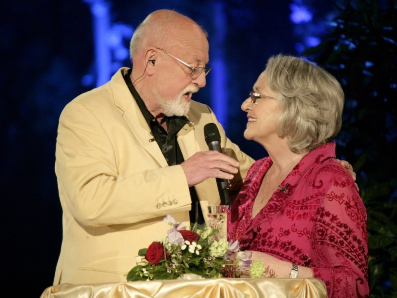 Bildnummer: 53884445 Datum: 25.04.2009 Copyright: imago/Christian Schroedter S‰nger Roger Whittaker mit Ehefrau Natalie Obrien - ARD Fernsehshow DAS Fr¸hlingsfest der Volksmusik in Halle/Saale People Musik Entertainment Aktion kbdig xsk 2009 quer o0 Frau, Mann, Ehefrau, Ehemann, Familie, O Brien Bildnummer 53884445 Date 25 04 2009 Copyright Imago Christian Schroedter Singer Roger Whittaker with Wife Natalie OBrien ARD TV the Spring Festival the Folk music in Hall Saale Celebrities Music Entertainment Action shot Kbdig xSK 2009 horizontal o0 Woman Man Wife Husband Family O Brien
