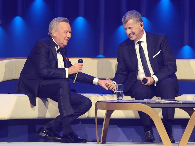 Giovanni Zarrella pr‰sentiert: 50 Jahre Roland Kaiser Roland Kaiser und Semino Rossi. Samstags-Show Giovanni Zarrella pr‰sentiert: 50 Jahre Roland Kaiser. TV-Aufzeichnung vom 16.12.2023 in der Baden-Arena, Messe Offenburg-Ortenau. Baden-W¸rttemberg, Deutschland. Ausstrahlung der Sendung am 24.02.2024 im ZDF. *** Giovanni Zarrella presents 50 years of Roland Kaiser Roland Kaiser and Semino Rossi Saturday show Giovanni Zarrella presents 50 years of Roland Kaiser TV recording from 16 12 2023 in the Baden Arena, Messe Offenburg Ortenau Baden W¸rttemberg, Germany Broadcast of the program on 24 02 2024 on ZDF