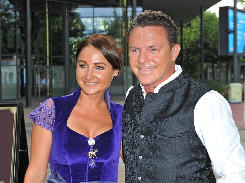 Kimmig Entertainment GmbH - 50-j‰hriges Firmenjubil‰um. Stefan Mross und Eva Luginger anl‰ﬂlich des 50-j‰hriges Firmenjubil‰ums der Kimmig Entertainment GmbH am 23.08.2023 im Europapark Rust. 20230823MWI95138 *** Kimmig Entertainment GmbH 50th anniversary Stefan Mross and Eva Luginger on the occasion of the 50th anniversary of Kimmig Entertainment GmbH on 23 08 2023 at Europapark Rust 20230823MWI95138