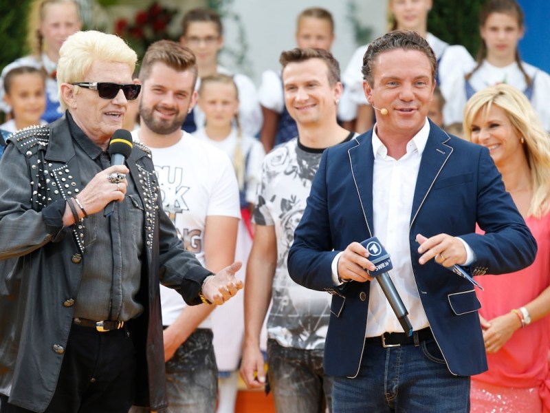Immer wieder sonntags (IWS) - Staffel 11 Stefan Mross, Heino / ARD Fernseh-Live-Unterhaltungsshow Immer wieder sonntags (Staffel 11) aus dem Europapark in Rust am 09.08.2015. / Foto: SchwabenPress Always again Sundays Iws Season 11 Stefan Mross Heino ARD Television Live Entertainment show Always again Sundays Season 11 out the Europa Park in Rust at 09 08 2015 Photo SchwabenQuellen press