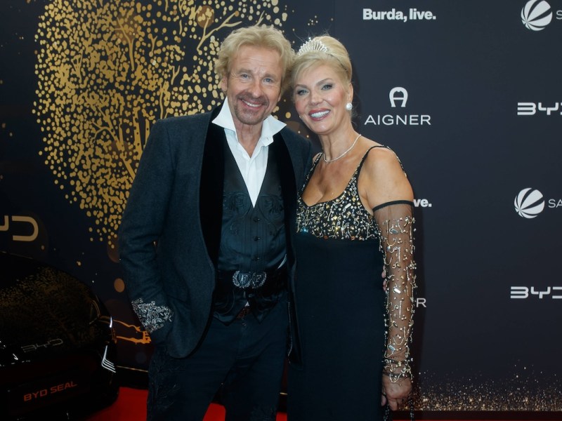 Bambi Verleihung 2023 Thomas Gottschalk und Karina Mross bei der Bambi Verleihung 2023 im Studio 9 der Bavaria Filmstadt am 16.11.2023 in M¸nchen. *** Bambi Awards 2023 Thomas Gottschalk and Karina Mross at the Bambi Awards 2023 in Studio 9 of the Bavaria Filmstadt on 16 11 2023 in Munich Copyright: xEventpressxKochanx