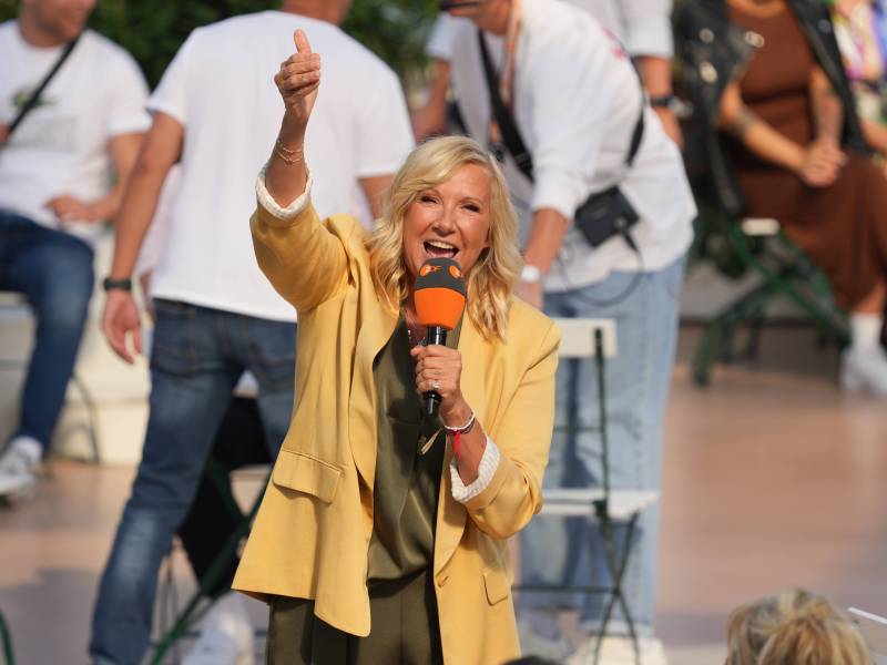 ZDF - Fernsehgarten. Moderatorin Andrea Kiwi Kiewel in der Unterhaltungsshow ZDF Fernsehgarten am 22.09.2024 in Mainz. Mainz ZDF - Fernsehgarten Rheinland-Pfalz *** ZDF Fernsehgarten presenter Andrea Kiwi Kiewel in the entertainment show ZDF Fernsehgarten on 22 09 2024 in Mainz Mainz ZDF Fernsehgarten Rheinland Pfalz