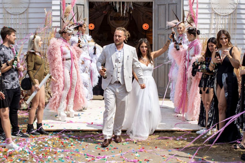 22.07.2022 , Weeze , Parookaville Festival auf dem Gelände des Flughafens Weeze. Offizielle Hochzeit auf dem Festival Parookaville , in diesem Jahr heiraten Jan (34) und Sati (31). *** 22 07 2022 , Weeze , Parookaville Festival on the grounds of Weeze Airport Official wedding at the festival Parookaville , this year marry Jan 34 and Sati 31

