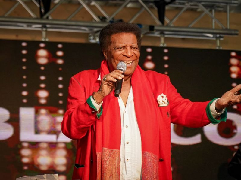 Stadl an der Mur, Steiermark, Österreich, Europa: Auftritt von Roberto Blanco beim Gewerbefest zum 40-Jahre-Jubiläum von Almdorfbau. Entertainer-Legende begeistert das Publikum mit Charme, Show und seinem Kult-Hit Ein bisschen Spaß muss sein. Festzelt, Jubiläumsstimmung, Live-Musik, ausgelassene Feierlaune, Nostalgie trifft Party, generationsübergreifende Begeisterung, unvergesslicher Auftritt. *** Stadl an der Mur, Styria, Austria, Europe Performance by Roberto Blanco at the trade festival for the 40th anniversary of Almdorfbau Entertainer legend thrills the audience with charm, show and his cult hit A bit of fun is a must Marquee, anniversary atmosphere, live music, exuberant party mood, nostalgia meets party, cross-generat Copyright: xJOERANxSTEINSIEKx