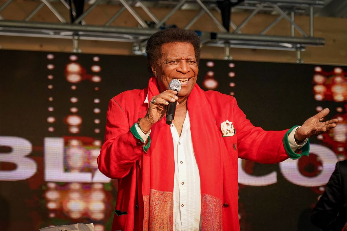Stadl an der Mur, Steiermark, Österreich, Europa: Auftritt von Roberto Blanco beim Gewerbefest zum 40-Jahre-Jubiläum von Almdorfbau. Entertainer-Legende begeistert das Publikum mit Charme, Show und seinem Kult-Hit Ein bisschen Spaß muss sein. Festzelt, Jubiläumsstimmung, Live-Musik, ausgelassene Feierlaune, Nostalgie trifft Party, generationsübergreifende Begeisterung, unvergesslicher Auftritt. *** Stadl an der Mur, Styria, Austria, Europe Performance by Roberto Blanco at the trade festival for the 40th anniversary of Almdorfbau Entertainer legend thrills the audience with charm, show and his cult hit A bit of fun is a must Marquee, anniversary atmosphere, live music, exuberant party mood, nostalgia meets party, cross-generat Copyright: xJOERANxSTEINSIEKx