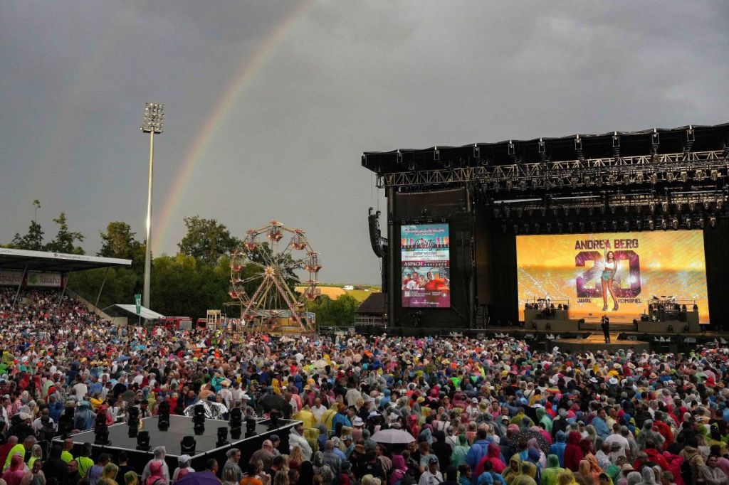 Rund 35.000 Zuschauer kamen an beiden Tagen zum OpenAir der Schlagersaengerin Andrea Berg. Es wurde eine grosse Geburtstagsparty Ein Regenbogen begruesste die Fans fuenf Minuten bevor es los ging - 20 Jahre Heimspiel Rund 35.000 Zuschauer kamen an beiden Tagen zum OpenAir der Schlagersaengerin Andrea Berg. Es wurde eine grosse Geburtstagsparty Deutschland, Aspach, Wir machen Druck Arena, 19.07.2025 *** Around 35,000 spectators came on both days to the OpenAir of the pop singer Andrea Berg It was a big birthday party A rainbow greeted the fans five minutes before it started 20 years of Heimspiel Around 35,000 spectators came on both days to the OpenAir of the pop singer Andrea Berg It was a big birthday party Germany, Aspach, Wir machen D SP_GHR 